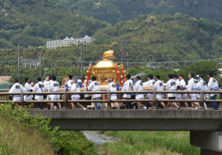 水無瀬橋を渡る神輿