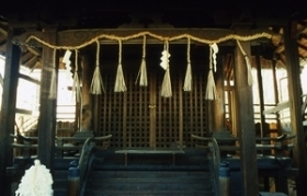 関大明神社本殿の写真