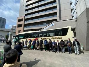 大阪府庁に集合