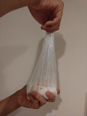 袋の上から手でもんで混ぜる