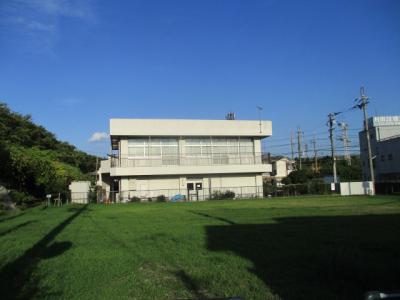 多目的広場入口から人権文化センターを望む