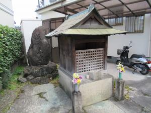 桜川米吉碑と掘り出し地蔵