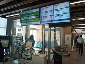 窓口前の大型モニター（番号表示用、広告用）