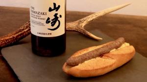山崎の地で生まれたウイスキーとジビエソーセージのホットドッグ