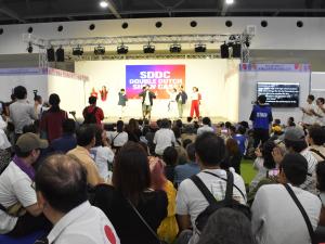 大阪ウィーク出展会場ステージ前