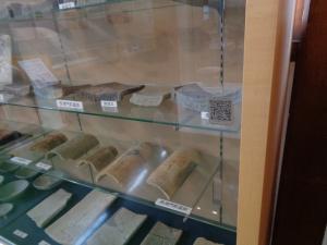 展示ケースにQRコード貼り付け