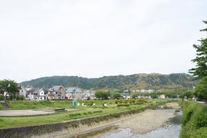 調子橋から水無瀬川、北摂山系を眺める景観