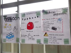 防災の呼びかけを英語で表現したポスターの写真