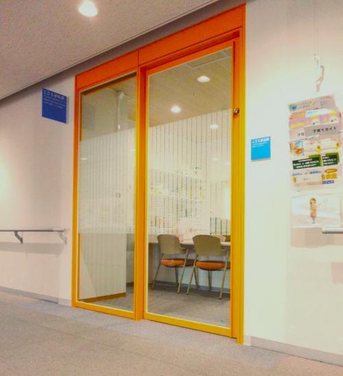 こども家庭課執務室の前の写真です。