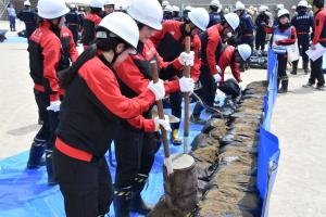 令和6年度総合防災訓練での町職員による改良積土のう工の写真