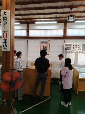 展示をみる教育長ほか数名