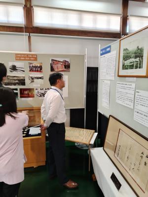 展示を見る教育長