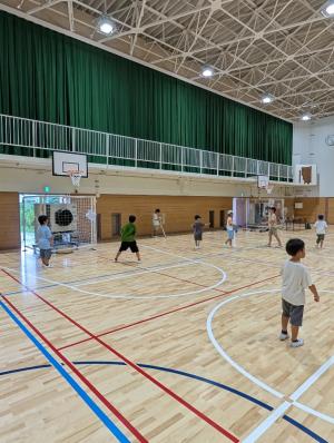 体育館で遊んでいる子どもたちの写真