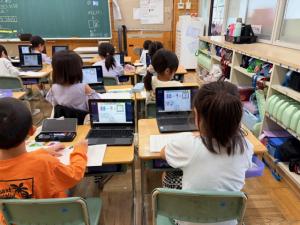 第二小学校で授業を受ける生徒の写真