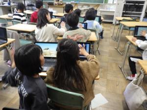 子どもたちが授業でタブレットを活用している様子の写真