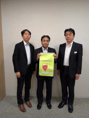 コープ共済様と教育長の写真