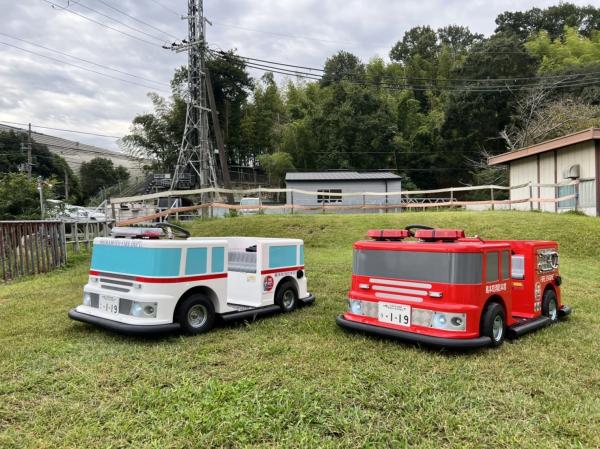 バッテリーカー(左)救急自動車(右)消防自動車